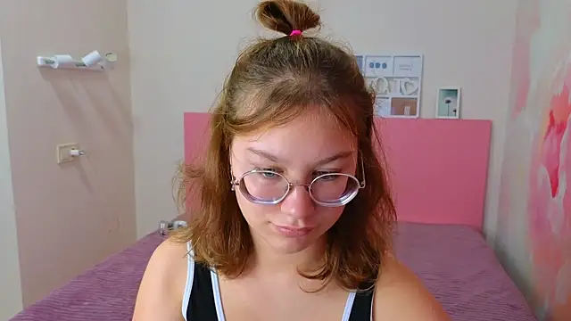 Snapshot of AngelinaLow chatting on October 14, 2025, 11:33 am AngelinaLow online show from October 14, 2025, 11:33 am