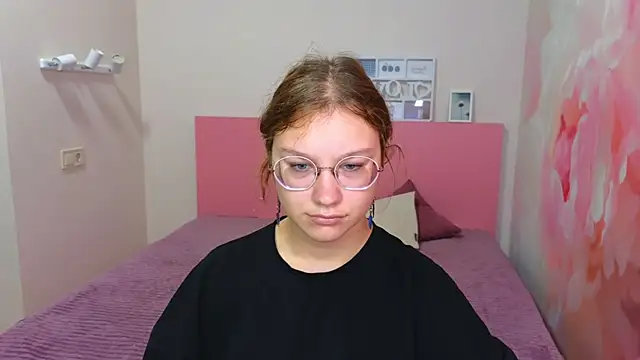 Snapshot of AngelinaLow chatting on September 9, 2025, 11:30 am AngelinaLow online show from September 9, 2025, 11:30 am