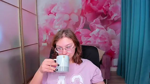 Snapshot of AngelinaLow chatting on November 6, 2025, 12:31 pm AngelinaLow online show from November 6, 2025, 12:31 pm