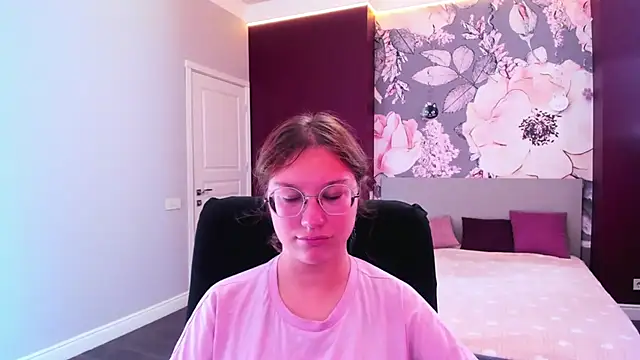 Snapshot of AngelinaLow chatting on September 18, 2025, 11:24 am AngelinaLow online show from September 18, 2025, 11:24 am