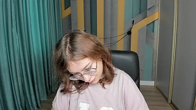 Snapshot of AngelinaLow chatting on November 8, 2025, 6:17 am AngelinaLow online show from November 8, 2025, 6:17 am