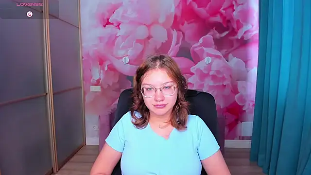 Snapshot of AngelinaLow chatting on October 23, 2025, 11:31 am AngelinaLow online show from October 23, 2025, 11:31 am