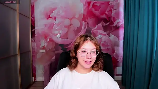 Snapshot of AngelinaLow chatting on October 2, 2025, 11:35 am AngelinaLow online show from October 2, 2025, 11:35 am