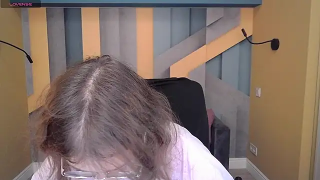 Snapshot of AngelinaLow chatting on November 2, 2025, 6:29 am AngelinaLow online show from November 2, 2025, 6:29 am