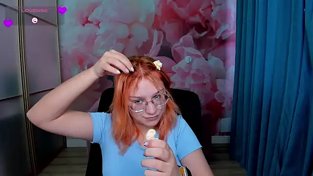 Snapshot of AngelinaLow chatting on November 27, 2025, 12:27 pm AngelinaLow online show from November 27, 2025, 12:27 pm