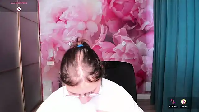 Snapshot of AngelinaLow chatting on October 19, 2025, 5:32 am AngelinaLow online show from October 19, 2025, 5:32 am