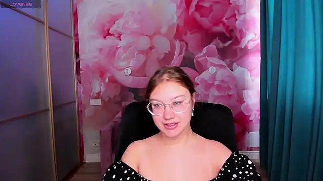 Snapshot of AngelinaLow chatting on October 5, 2025, 5:31 am AngelinaLow online show from October 5, 2025, 5:31 am