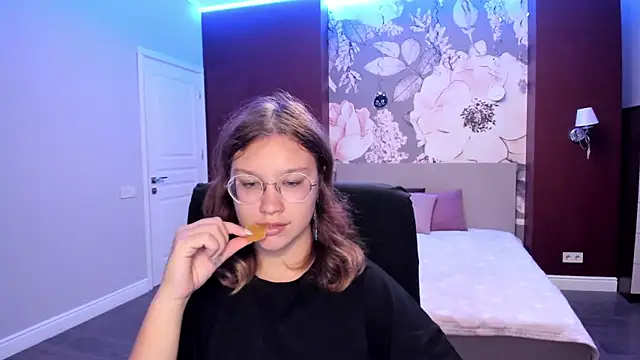 Snapshot of AngelinaLow chatting on September 8, 2025, 6:18 pm AngelinaLow online show from September 8, 2025, 6:18 pm