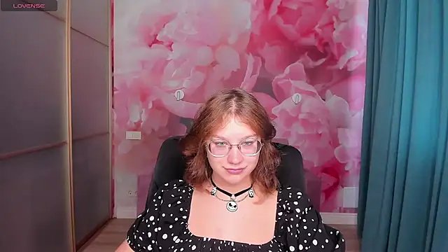 Snapshot of AngelinaLow chatting on October 6, 2025, 11:33 am AngelinaLow online show from October 6, 2025, 11:33 am