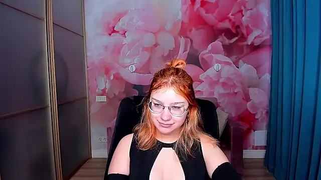 Snapshot of AngelinaLow chatting on December 2, 2025, 12:29 pm AngelinaLow online show from December 2, 2025, 12:29 pm