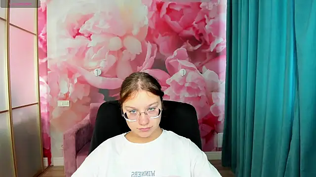 Snapshot of AngelinaLow chatting on September 29, 2025, 11:27 am AngelinaLow online show from September 29, 2025, 11:27 am