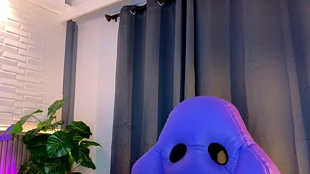 TiffanyWalk online show from October 25, 2025, 11:42 am