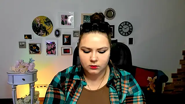 FlorenceAnderson online show from March 22, 2025, 9:45 am