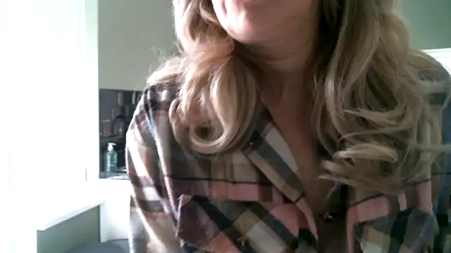 Snapshot of MissHoneyPenny chatting on May 22, 2026, 9:51 am MissHoneyPenny online show from May 22, 2026, 9:51 am