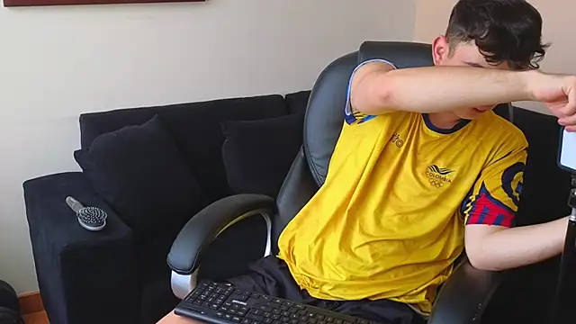 lukeboyce33 online show from September 23, 2025, 4:47 pm