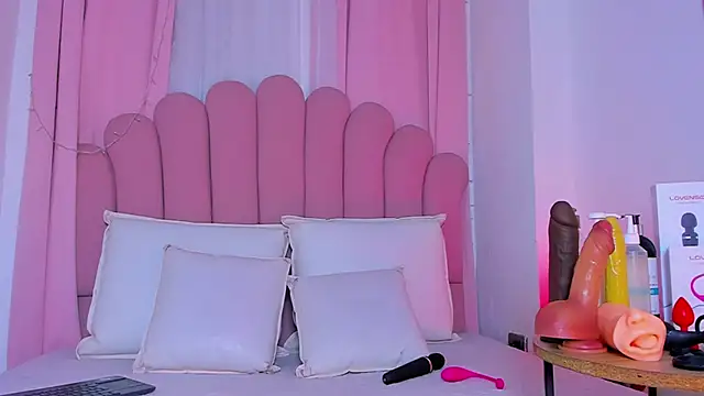 NicoleMadrird online show from March 4, 2026, 12:02 pm