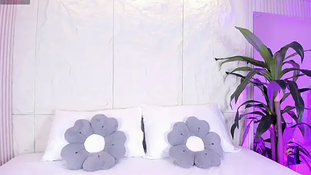 Snapshot of LauraCarther chatting on June 2, 2026, 5:46 pm LauraCarther online show from June 2, 2026, 5:46 pm