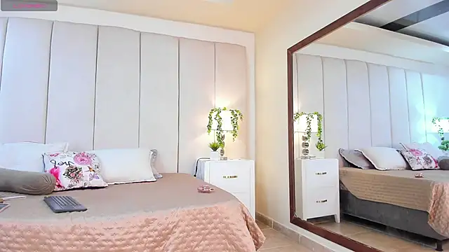 Snapshot of princesssammy2 chatting on October 14, 2025, 9:47 pm princesssammy2 online show from October 14, 2025, 9:47 pm