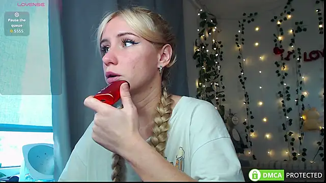 Mia  Kitty online show from October 17, 2025, 12:29 pm