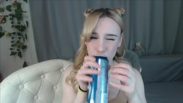 Mia  Kitty online show from March 19, 2025, 3:09 am