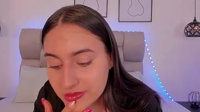 Hanna Evans   online show from February 4, 2026, 12:44 pm