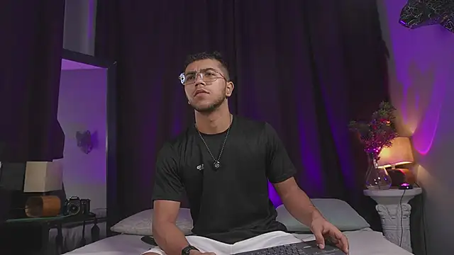 Snapshot of Colstorw_ chatting on December 22, 2025, 10:04 am Colstorw online show from December 22, 2025, 10:04 am