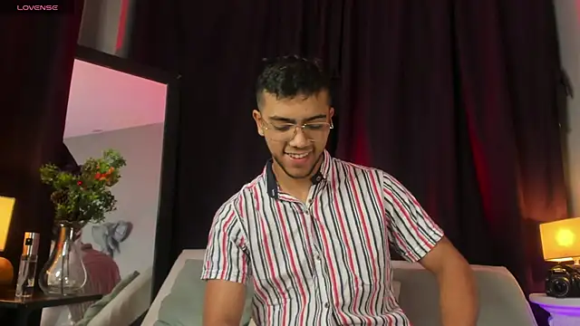 Snapshot of Colstorw_ chatting on December 17, 2025, 10:09 am Colstorw online show from December 17, 2025, 10:09 am