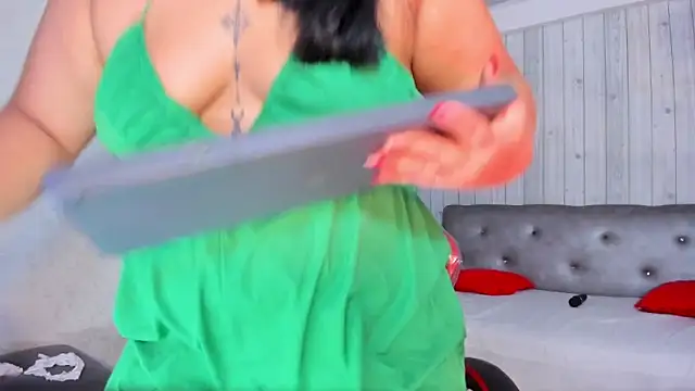 DianaGom online show from December 19, 2025, 1:02 pm