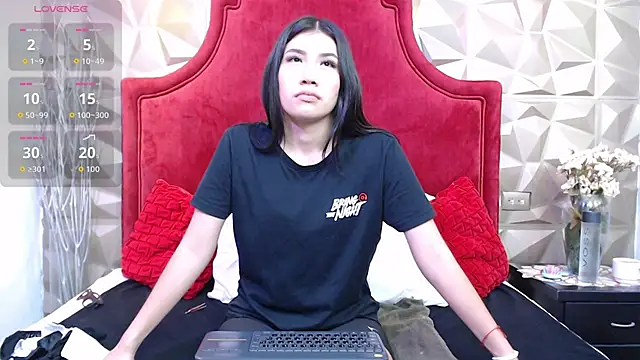 Snapshot of Lili_Opal chatting on November 27, 2025, 12:05 pm Lili Opal online show from November 27, 2025, 12:05 pm