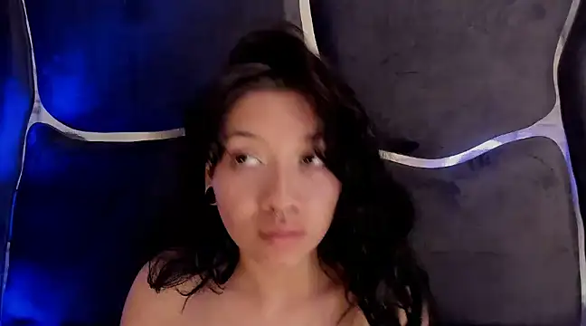 LauryAndNarem69 online show from March 18, 2025, 10:26 pm