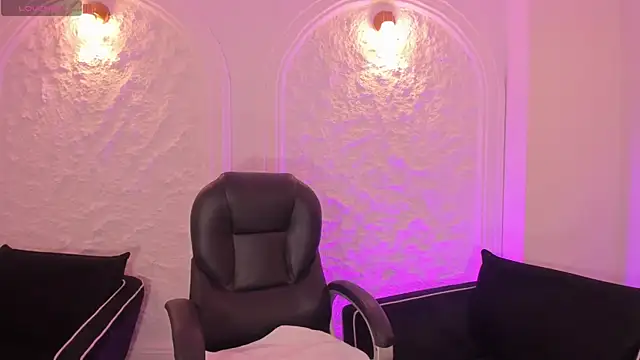 Snapshot of CandaseRussell chatting on December 15, 2025, 1:11 am CandaseRussell online show from December 15, 2025, 1:11 am