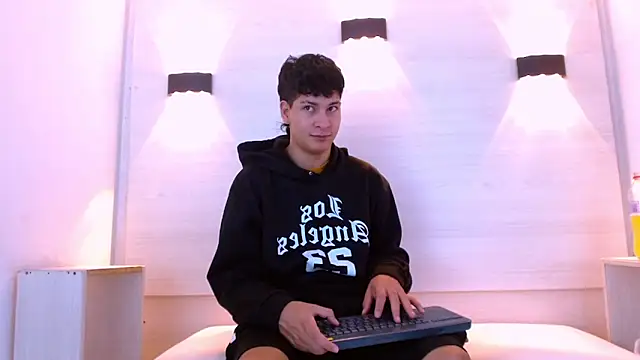 Jhojan twink online show from December 19, 2025, 1:13 pm