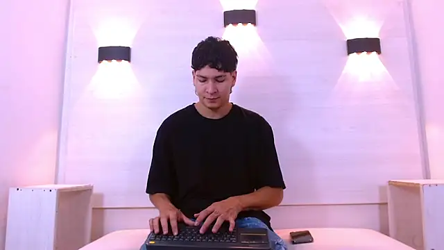 Jhojan twink online show from November 24, 2025, 1:11 pm