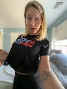 LittleMsMILF online show from April 8, 2026, 5:36 pm