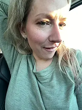 Snapshot of LittleMsMILF chatting on March 4, 2026, 9:55 pm LittleMsMILF online show from March 4, 2026, 9:55 pm