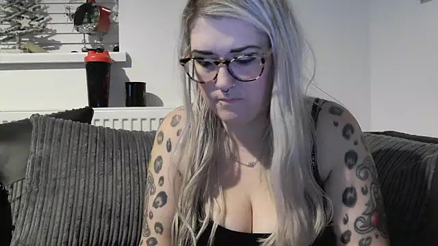 Snapshot of Sizzling_Indie36 chatting on November 28, 2025, 5:24 pm Sizzling Indie36 online show from November 28, 2025, 5:24 pm