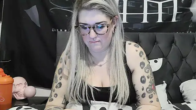 Snapshot of Sizzling_Indie36 chatting on December 15, 2025, 12:16 am Sizzling Indie36 online show from December 15, 2025, 12:16 am