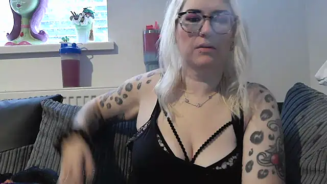 Snapshot of Sizzling_Indie36 chatting on November 8, 2025, 3:26 pm Sizzling Indie36 online show from November 8, 2025, 3:26 pm