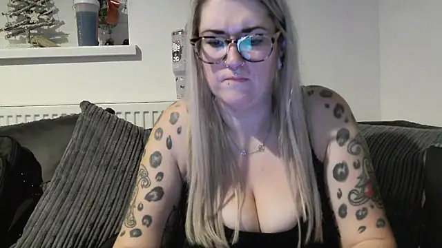 Snapshot of Sizzling_Indie36 chatting on November 30, 2025, 7:14 pm Sizzling Indie36 online show from November 30, 2025, 7:14 pm