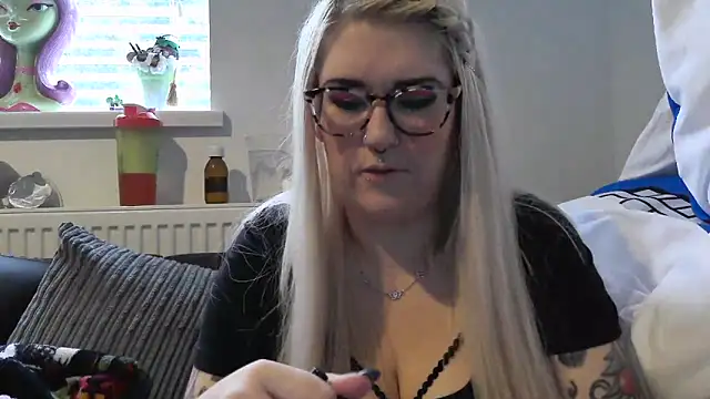 Snapshot of Sizzling_Indie36 chatting on November 5, 2025, 1:36 pm Sizzling Indie36 online show from November 5, 2025, 1:36 pm