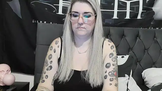 Snapshot of Sizzling_Indie36 chatting on December 16, 2025, 10:47 pm Sizzling Indie36 online show from December 16, 2025, 10:47 pm