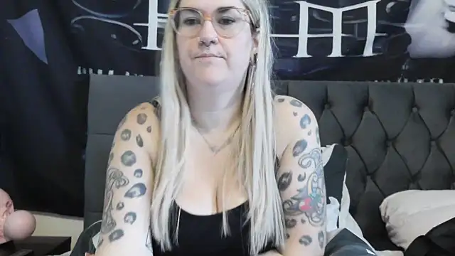 Snapshot of Sizzling_Indie36 chatting on December 16, 2025, 9:46 am Sizzling Indie36 online show from December 16, 2025, 9:46 am