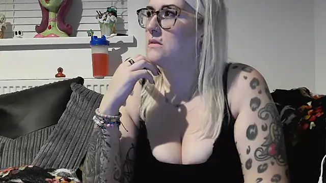 Snapshot of Sizzling_Indie36 chatting on November 12, 2025, 5:06 pm Sizzling Indie36 online show from November 12, 2025, 5:06 pm