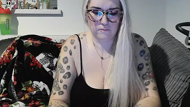 Snapshot of Sizzling_Indie36 chatting on October 31, 2025, 1:02 am Sizzling Indie36 online show from October 31, 2025, 1:02 am