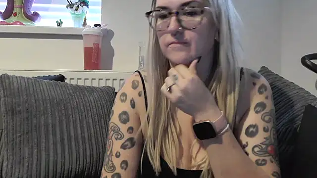 Snapshot of Sizzling_Indie36 chatting on November 16, 2025, 11:26 am Sizzling Indie36 online show from November 16, 2025, 11:26 am