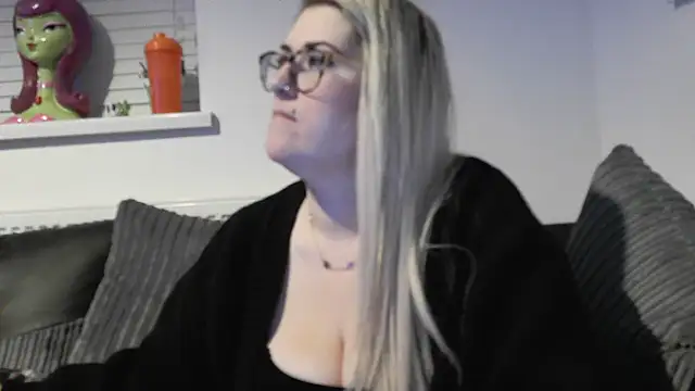 Snapshot of Sizzling_Indie36 chatting on November 21, 2025, 6:07 pm Sizzling Indie36 online show from November 21, 2025, 6:07 pm