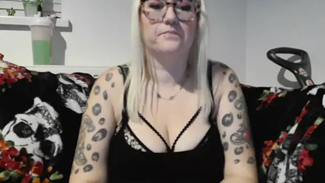 Snapshot of Sizzling_Indie36 chatting on November 10, 2025, 5:40 pm Sizzling Indie36 online show from November 10, 2025, 5:40 pm