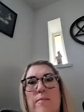 Snapshot of Sizzling_Indie36 chatting on November 18, 2025, 2:20 pm Sizzling Indie36 online show from November 18, 2025, 2:20 pm