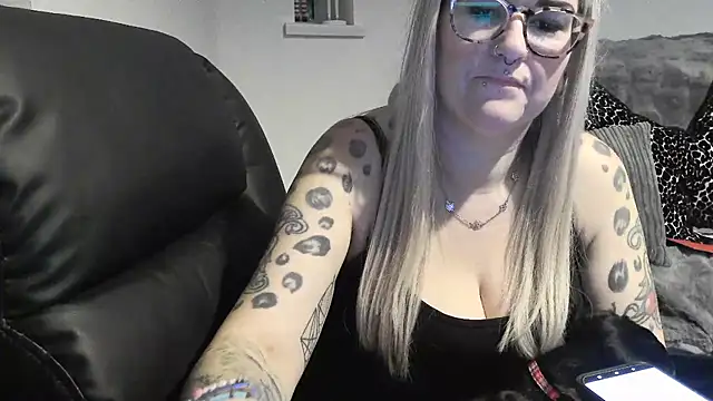 Snapshot of Sizzling_Indie36 chatting on December 15, 2025, 7:09 pm Sizzling Indie36 online show from December 15, 2025, 7:09 pm