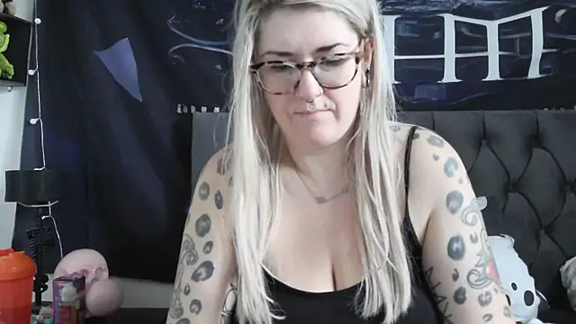 Snapshot of Sizzling_Indie36 chatting on December 14, 2025, 12:11 pm Sizzling Indie36 online show from December 14, 2025, 12:11 pm